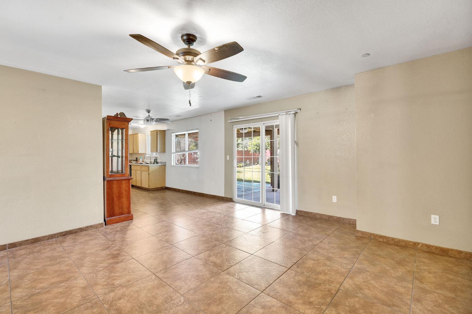 1350 E Jefferson Ct, Reedley, CA 93654