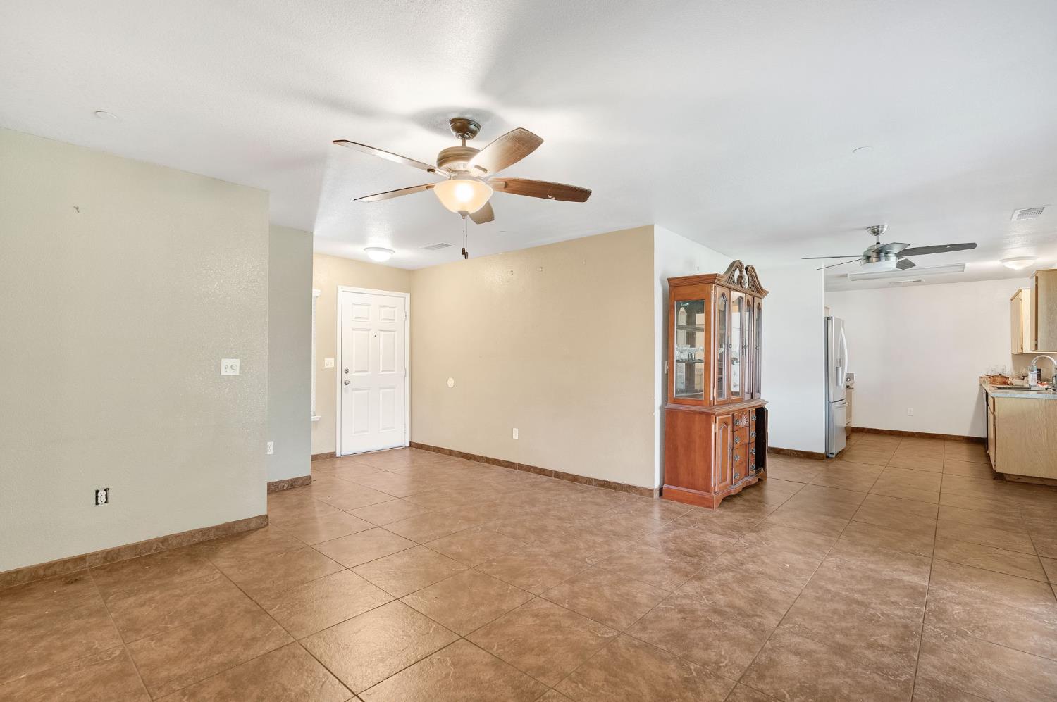 1350 E Jefferson Ct, Reedley, CA 93654