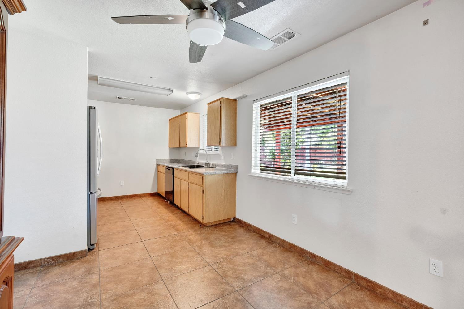 1350 E Jefferson Ct, Reedley, CA 93654