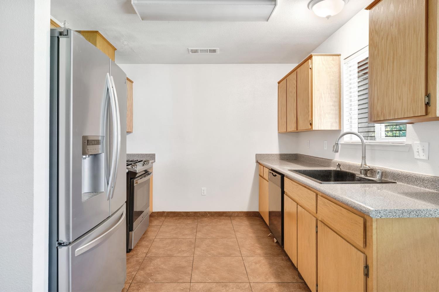 1350 E Jefferson Ct, Reedley, CA 93654