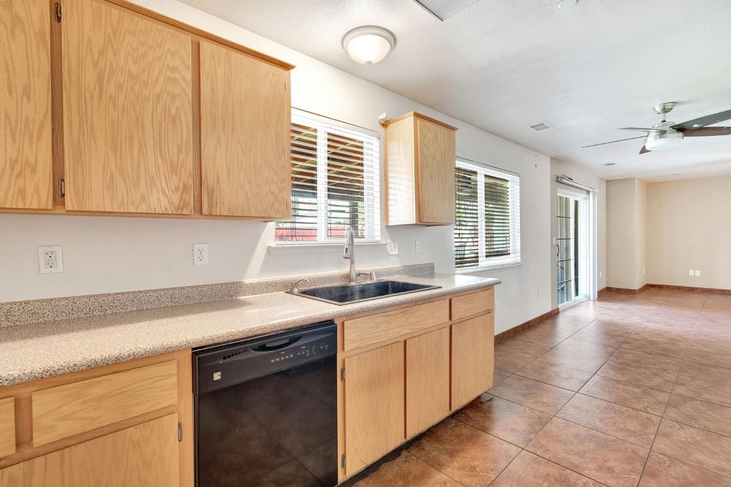 1350 E Jefferson Ct, Reedley, CA 93654